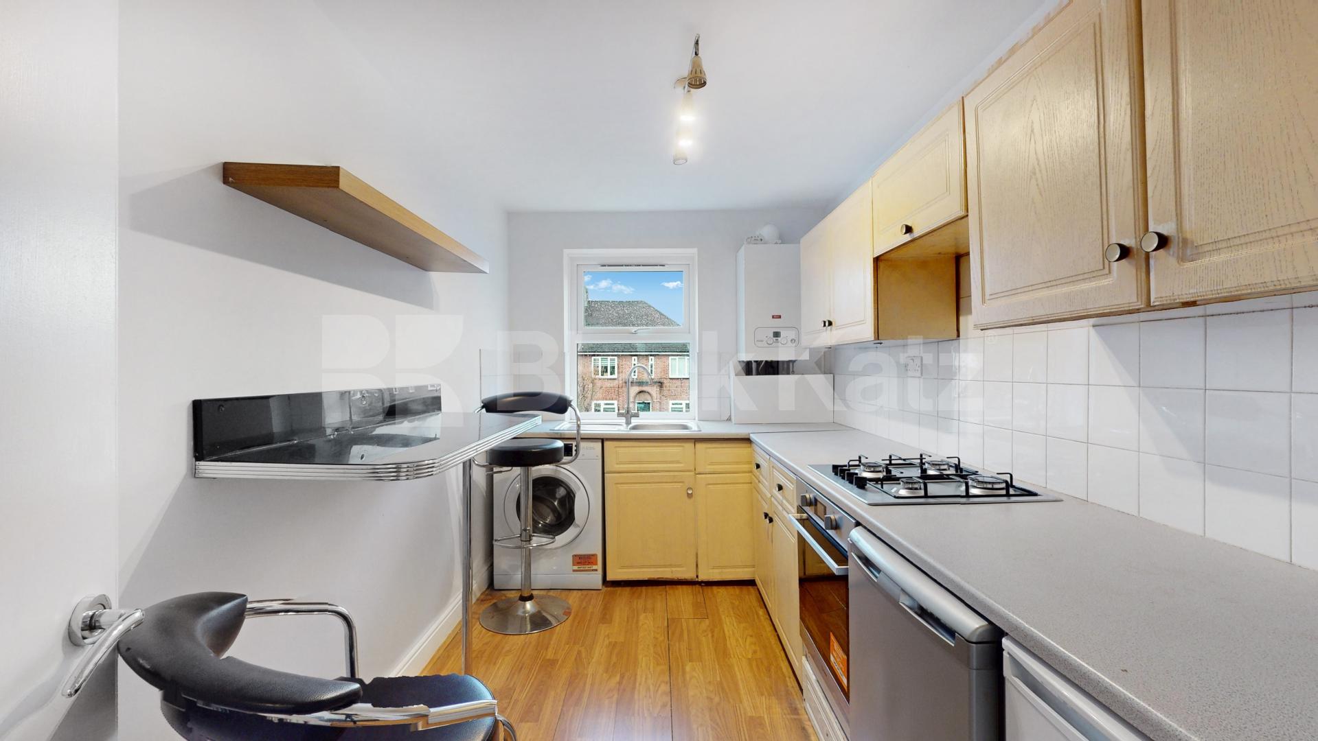 Two Bedroom First Floor Flat in Conversion, New Barnet, mins to tube & shops! Bulwer Road, New Barnet